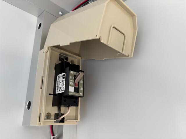 ＮＴ１００クリッパートラック ＤＸ　ＮＴ１００クリッパー　移動販売車　キッチンカー　ＡＴ車　跳ね上げ扉　換気扇　販売窓２か所　ＬＥＤ照明　ドアストッパー　２層シンク１００Ｌタンク２個　排水小窓　４ナンバー　８ナンバー変更可能（18枚目）