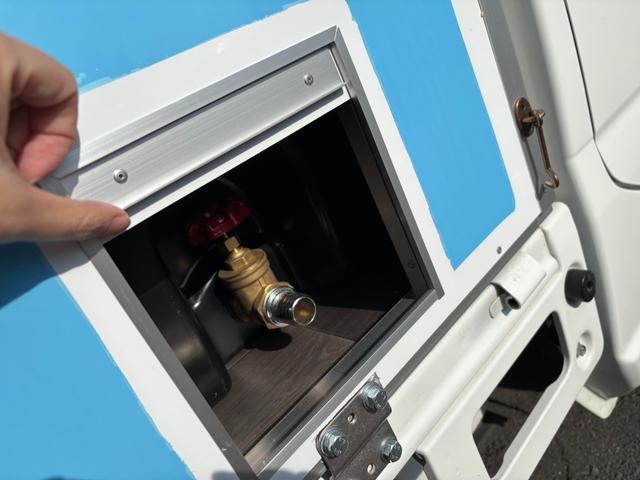 ＮＴ１００クリッパートラック ＤＸ　ＮＴ１００クリッパー　移動販売車　キッチンカー　ＡＴ車　跳ね上げ扉　換気扇　販売窓２か所　ＬＥＤ照明　ドアストッパー　２層シンク１００Ｌタンク２個　排水小窓　４ナンバー　８ナンバー変更可能（19枚目）