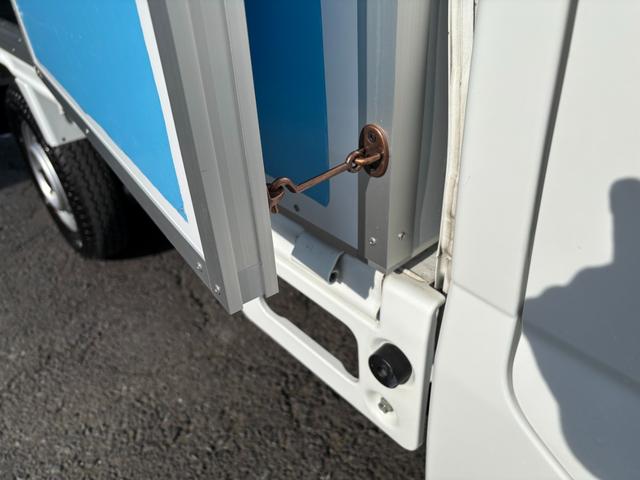 ＮＴ１００クリッパートラック ＤＸ　ＮＴ１００クリッパー　移動販売車　キッチンカー　ＡＴ車　跳ね上げ扉　換気扇　販売窓２か所　ＬＥＤ照明　ドアストッパー　２層シンク１００Ｌタンク２個　排水小窓　４ナンバー　８ナンバー変更可能（20枚目）