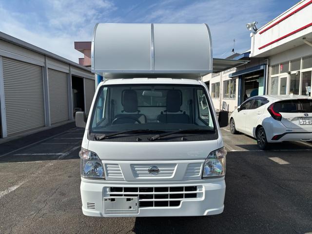 ＮＴ１００クリッパートラック ＤＸ　ＮＴ１００クリッパー　移動販売車　キッチンカー　ＡＴ車　跳ね上げ扉　換気扇　販売窓２か所　ＬＥＤ照明　ドアストッパー　２層シンク１００Ｌタンク２個　排水小窓　４ナンバー　８ナンバー変更可能（23枚目）