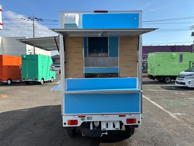 ＮＴ１００クリッパートラック ＤＸ　ＮＴ１００クリッパー　移動販売車　キッチンカー　ＡＴ車　跳ね上げ扉　換気扇　販売窓２か所　ＬＥＤ照明　ドアストッパー　２層シンク１００Ｌタンク２個　排水小窓　４ナンバー　８ナンバー変更可能（24枚目）