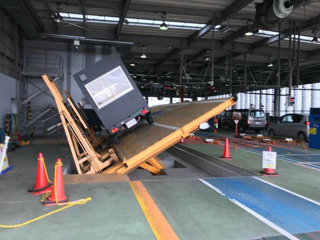 ＮＴ１００クリッパートラック ＤＸ　ＮＴ１００クリッパー　移動販売車　キッチンカー　ＡＴ車　跳ね上げ扉　換気扇　販売窓２か所　ＬＥＤ照明　ドアストッパー　２層シンク１００Ｌタンク２個　排水小窓　４ナンバー　８ナンバー変更可能（31枚目）