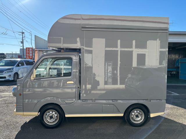 ＮＴ１００クリッパートラック ＤＸ　ＮＴ１００クリッパー　移動販売車　キッチンカー　販売窓（高窓仕様）ＡＴ車　跳ね上げ扉　換気扇　販売窓２か所　ＬＥＤ照明　ドアストッパー　２層シンク１００Ｌタンク２個　排水小窓　コンセント（4枚目）