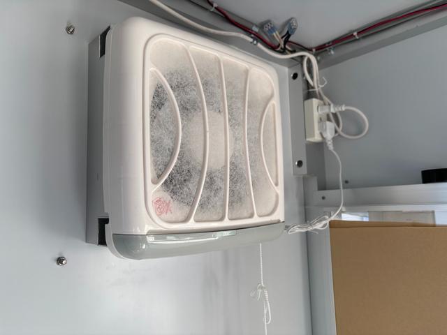 ＮＴ１００クリッパートラック ＤＸ　ＮＴ１００クリッパー　移動販売車　キッチンカー　販売窓（高窓仕様）ＡＴ車　跳ね上げ扉　換気扇　販売窓２か所　ＬＥＤ照明　ドアストッパー　２層シンク１００Ｌタンク２個　排水小窓　コンセント（12枚目）