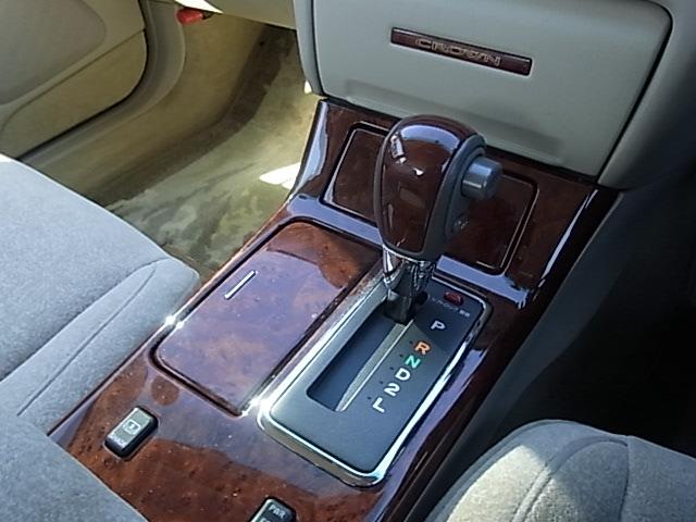 クラウン ロイヤルエクストラFourリミテッド 記録簿 4WD ナビ HID AT キーレスエントリー 電動格納ミラー パワーシート CD カセット 衝突安全ボディ ABS エアコン パワーステアリング 禁煙車(8枚目)