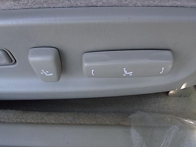 クラウン ロイヤルエクストラFourリミテッド 記録簿 4WD ナビ HID AT キーレスエントリー 電動格納ミラー パワーシート CD カセット 衝突安全ボディ ABS エアコン パワーステアリング 禁煙車(15枚目)