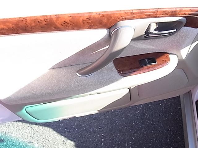 クラウン ロイヤルエクストラFourリミテッド 記録簿 4WD ナビ HID AT キーレスエントリー 電動格納ミラー パワーシート CD カセット 衝突安全ボディ ABS エアコン パワーステアリング 禁煙車(29枚目)