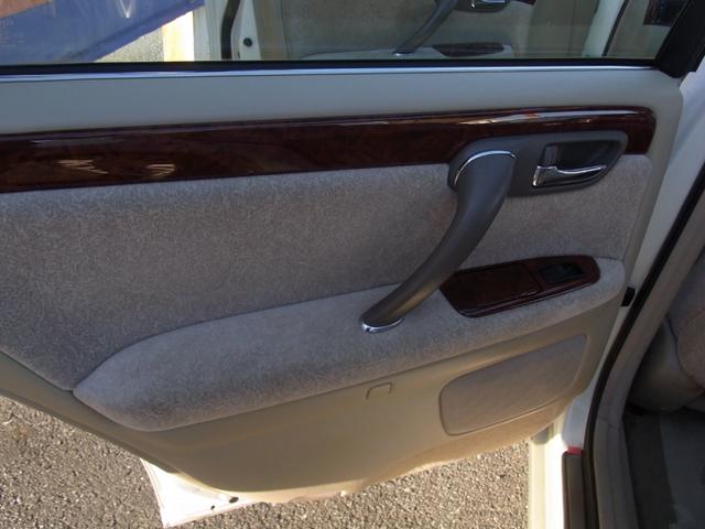 クラウン ロイヤルエクストラFourリミテッド 記録簿 4WD ナビ HID AT キーレスエントリー 電動格納ミラー パワーシート CD カセット 衝突安全ボディ ABS エアコン パワーステアリング 禁煙車(30枚目)