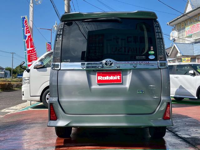 ヴォクシー ＺＳ　煌ＩＩ　ワンオーナー車両　　両側電動スライドドア　トヨタ純正ナビ　２列目フリップダウンモニター　バックカメラ　ＥＴＣ　フルセグＴＶ　ウォークスルー　ハイビームアシスト　３列シート（5枚目）