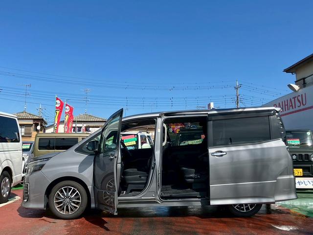 ヴォクシー ＺＳ　煌ＩＩ　ワンオーナー車両　　両側電動スライドドア　トヨタ純正ナビ　２列目フリップダウンモニター　バックカメラ　ＥＴＣ　フルセグＴＶ　ウォークスルー　ハイビームアシスト　３列シート（8枚目）