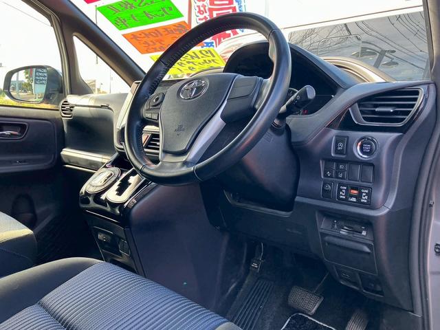 ヴォクシー ＺＳ　煌ＩＩ　ワンオーナー車両　　両側電動スライドドア　トヨタ純正ナビ　２列目フリップダウンモニター　バックカメラ　ＥＴＣ　フルセグＴＶ　ウォークスルー　ハイビームアシスト　３列シート（12枚目）