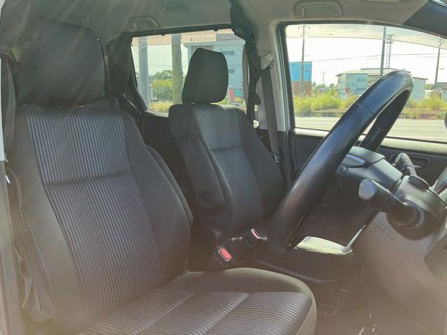 ヴォクシー ＺＳ　煌ＩＩ　ワンオーナー車両　　両側電動スライドドア　トヨタ純正ナビ　２列目フリップダウンモニター　バックカメラ　ＥＴＣ　フルセグＴＶ　ウォークスルー　ハイビームアシスト　３列シート（13枚目）