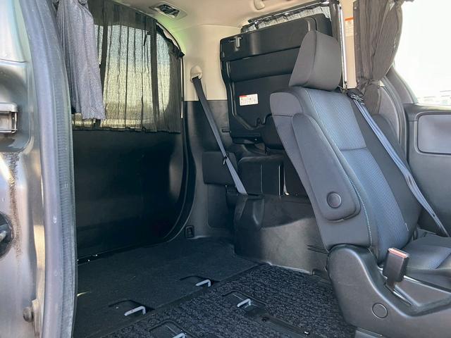 ヴォクシー ＺＳ　煌ＩＩ　ワンオーナー車両　　両側電動スライドドア　トヨタ純正ナビ　２列目フリップダウンモニター　バックカメラ　ＥＴＣ　フルセグＴＶ　ウォークスルー　ハイビームアシスト　３列シート（16枚目）