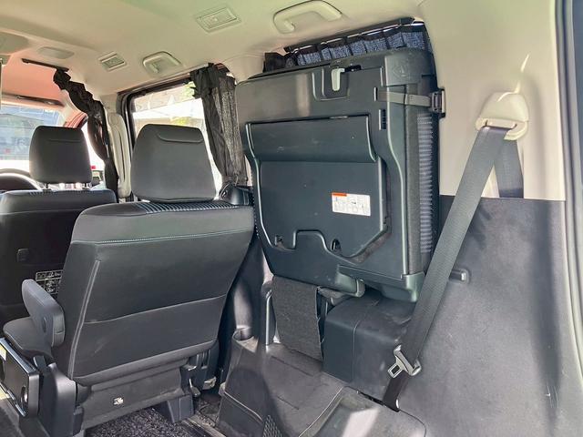 ヴォクシー ＺＳ　煌ＩＩ　ワンオーナー車両　　両側電動スライドドア　トヨタ純正ナビ　２列目フリップダウンモニター　バックカメラ　ＥＴＣ　フルセグＴＶ　ウォークスルー　ハイビームアシスト　３列シート（18枚目）