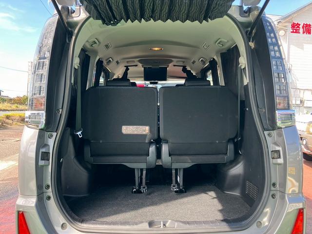 ヴォクシー ＺＳ　煌ＩＩ　ワンオーナー車両　　両側電動スライドドア　トヨタ純正ナビ　２列目フリップダウンモニター　バックカメラ　ＥＴＣ　フルセグＴＶ　ウォークスルー　ハイビームアシスト　３列シート（19枚目）