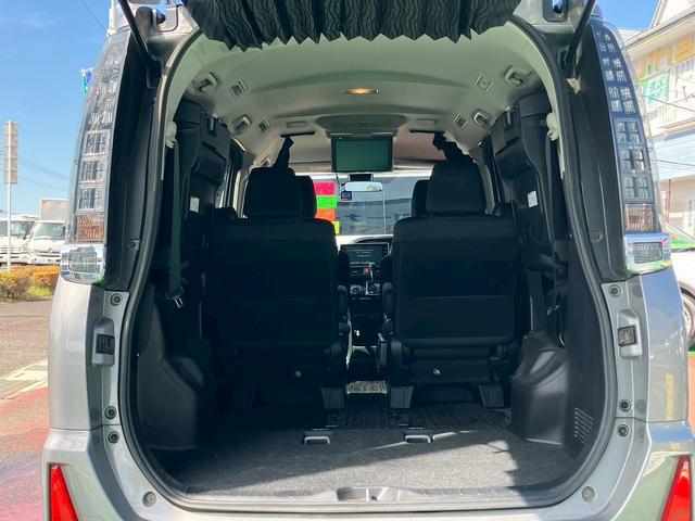 ヴォクシー ＺＳ　煌ＩＩ　ワンオーナー車両　　両側電動スライドドア　トヨタ純正ナビ　２列目フリップダウンモニター　バックカメラ　ＥＴＣ　フルセグＴＶ　ウォークスルー　ハイビームアシスト　３列シート（20枚目）