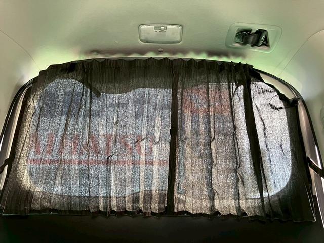 ヴォクシー ＺＳ　煌ＩＩ　ワンオーナー車両　　両側電動スライドドア　トヨタ純正ナビ　２列目フリップダウンモニター　バックカメラ　ＥＴＣ　フルセグＴＶ　ウォークスルー　ハイビームアシスト　３列シート（22枚目）