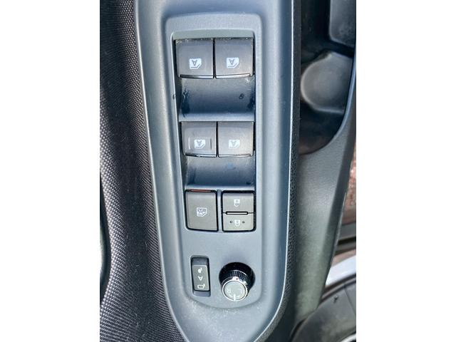 ヴォクシー ＺＳ　煌ＩＩ　ワンオーナー車両　　両側電動スライドドア　トヨタ純正ナビ　２列目フリップダウンモニター　バックカメラ　ＥＴＣ　フルセグＴＶ　ウォークスルー　ハイビームアシスト　３列シート（39枚目）