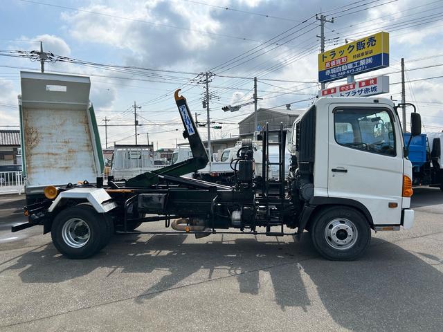 ヒノレンジャー 　脱着装置付コンテナ専用車　新明和アームロール　ＣＣＡ４４－２１　積載量３，８５０ｋｇ　ベットレス（4枚目）