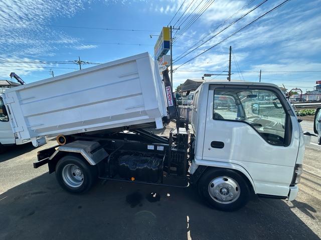 エルフトラック 　脱着装置付コンテナ専用車　極東フックロールＪＭ０２－５３　コンテナ互換性タイプ　積載量３，０００ｋｇ（4枚目）