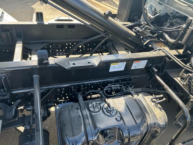 エルフトラック 　脱着装置付コンテナ専用車　極東フックロールＪＭ０２－５３　コンテナ互換性タイプ　積載量３，０００ｋｇ（11枚目）