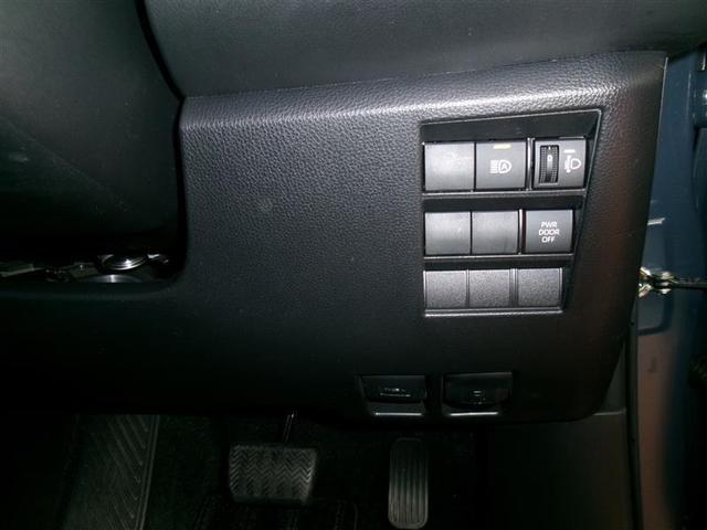 ヴォクシー Ｓ－Ｇ　フルセグ　メモリーナビ　ＤＶＤ再生　後席モニター　バックカメラ　衝突被害軽減システム　ＥＴＣ　ＬＥＤヘッドランプ　乗車定員８人　３列シート（17枚目）