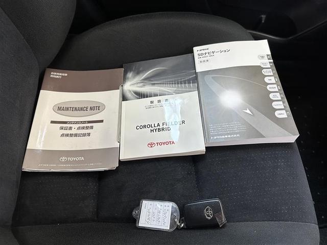 カローラフィールダー ハイブリッドＧ　フルセグ　メモリーナビ　ＤＶＤ再生　バックカメラ　ＥＴＣ　ドラレコ　ＨＩＤヘッドライト　シートヒーター　社外製アルミ　ステアリングスイッチ　ＢＬＵＥＴＯＯＴＨ接続　プッシュスタート（24枚目）