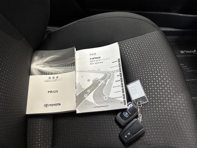 プリウス ＳセーフティプラスＩＩ　ＳＤナビ　ワンセグＴＶ　バックモニター　ＥＴＣ　ドラレコ　スマートキー　プッシュスタート　イモビ　ＡＣ１００Ｖ電源　レーンアシスト　オートマチックハイビーム　クリアランスソナー　ステアリングスイッチ（24枚目）