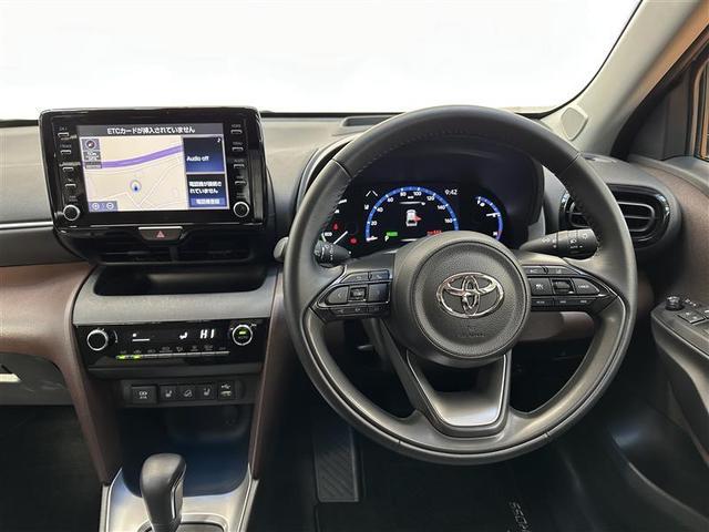 ヤリスクロス ハイブリッドＺ　クルーズＣ　横滑防止装置　リアカメラ　フルセグ地デジ　ＬＥＤライト　メモリーナビゲーション　ナビ＆ＴＶ　盗難防止装置　電動シート　ドライブレコーダー　ＡＷ　キーレス　スマートキー　ＡＢＳ　４ＷＤ（3枚目）