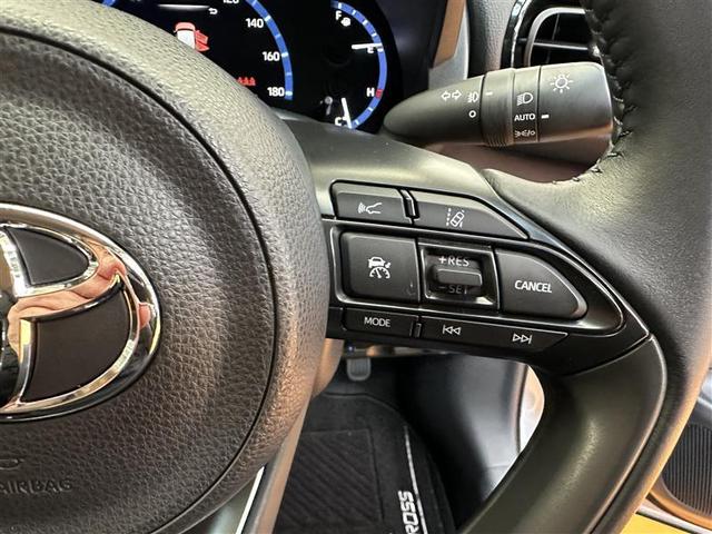 ヤリスクロス ハイブリッドＺ　クルーズＣ　横滑防止装置　リアカメラ　フルセグ地デジ　ＬＥＤライト　メモリーナビゲーション　ナビ＆ＴＶ　盗難防止装置　電動シート　ドライブレコーダー　ＡＷ　キーレス　スマートキー　ＡＢＳ　４ＷＤ（6枚目）