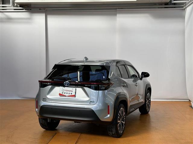 ヤリスクロス ハイブリッドＺ　クルーズＣ　横滑防止装置　リアカメラ　フルセグ地デジ　ＬＥＤライト　メモリーナビゲーション　ナビ＆ＴＶ　盗難防止装置　電動シート　ドライブレコーダー　ＡＷ　キーレス　スマートキー　ＡＢＳ　４ＷＤ（9枚目）