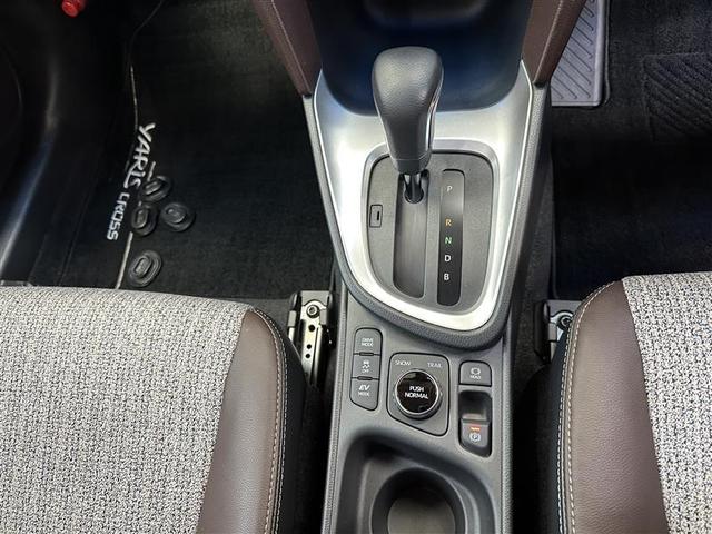 ヤリスクロス ハイブリッドＺ　クルーズＣ　横滑防止装置　リアカメラ　フルセグ地デジ　ＬＥＤライト　メモリーナビゲーション　ナビ＆ＴＶ　盗難防止装置　電動シート　ドライブレコーダー　ＡＷ　キーレス　スマートキー　ＡＢＳ　４ＷＤ（13枚目）