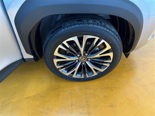 ヤリスクロス ハイブリッドＺ　クルーズＣ　横滑防止装置　リアカメラ　フルセグ地デジ　ＬＥＤライト　メモリーナビゲーション　ナビ＆ＴＶ　盗難防止装置　電動シート　ドライブレコーダー　ＡＷ　キーレス　スマートキー　ＡＢＳ　４ＷＤ（23枚目）