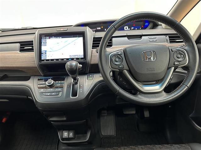 フリード＋ クロスター・ホンダセンシング　ＡＷ　衝突軽減Ｂ　地デジ　サイドエアバッグ　クルコン　ＤＶＤ　パワーウインドウ　リアカメラ　横滑り防止装置　リモコンキー　盗難防止装置　エコアイドル　ＥＴＣ車載器　オートエアコン　エアバッグ　ナビＴＶ（3枚目）