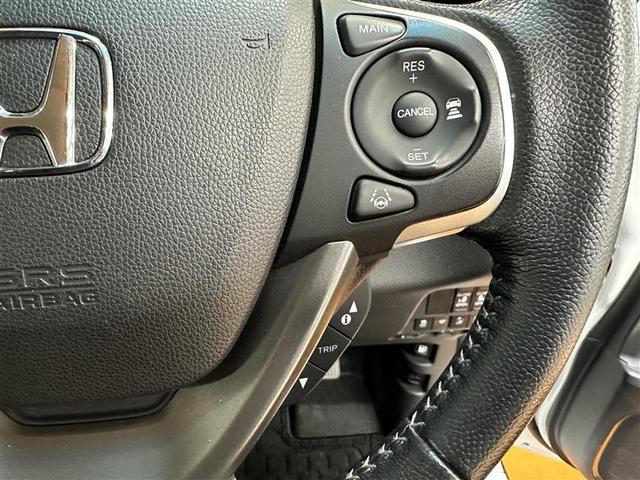 フリード＋ クロスター・ホンダセンシング　ＡＷ　衝突軽減Ｂ　地デジ　サイドエアバッグ　クルコン　ＤＶＤ　パワーウインドウ　リアカメラ　横滑り防止装置　リモコンキー　盗難防止装置　エコアイドル　ＥＴＣ車載器　オートエアコン　エアバッグ　ナビＴＶ（6枚目）