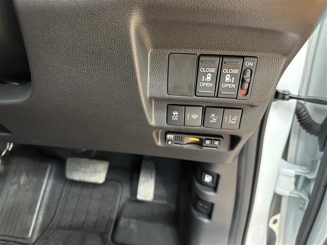 フリード＋ クロスター・ホンダセンシング　ＡＷ　衝突軽減Ｂ　地デジ　サイドエアバッグ　クルコン　ＤＶＤ　パワーウインドウ　リアカメラ　横滑り防止装置　リモコンキー　盗難防止装置　エコアイドル　ＥＴＣ車載器　オートエアコン　エアバッグ　ナビＴＶ（7枚目）