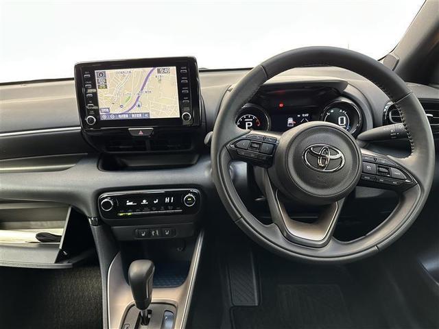 ヤリス Ｚ　バックカメラ付き　軽減ブレーキ　横滑り防止機能　オートクルーズ　キーレススタート　ＬＥＤライト　サイドエアバック　ＡＢＳ　オ－トエアコン　盗難防止装置　エアバッグ　ナビ　パワーステアリング　メモリナビ（3枚目）