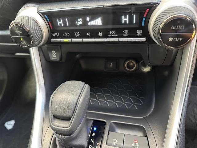 オートエアコン付き★　一度温度を設定すれば、自動的に過ごし易い温度に調整してくれますよ（＾＾）　車内をいつでも快適空間に♪