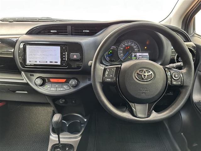 ヴィッツ ハイブリッドＦ　セーフティーエディション　アルミホイール　衝突被害軽減　地デジＴＶ　エアバッグ　スマートキー＆プッシュスタート　盗難防止システム　ＬＥＤライト　パワーウィンドウ　Ｗエアバッグ　横滑り防止装置　オートエアコン　メモリーナビ（3枚目）