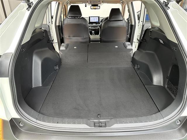 リアシートを倒せば、広々とした荷室空間に♪　お荷物、たっぷり載せられます！ゴルフバッグや長尺物も搭載可能、レジャーにお仕事にお買い物にも便利な広々荷室です（＾＾）