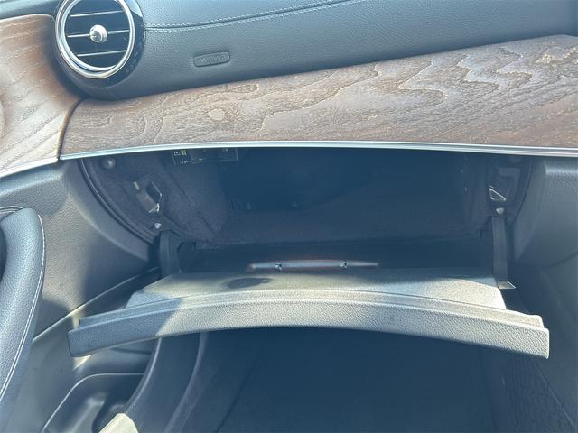 Ｅクラス Ｅ４５０　４マチック　エクスクルーシブ　４ＷＤ　ＥＴＣ　全周囲カメラ　ナビ　ＴＶ　クリアランスソナー　オートクルーズコントロール　レーンアシスト　衝突被害軽減システム　ＡＴ　オートライト　ＬＥＤヘッドランプ　スマートキー（32枚目）