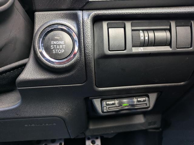 クロストレック リミテッド　新世代アイサイト　ＥＴＣ２．０　マルチビュー　ＡＷＤ　ディスプレイオーディオ　アップルカープレイ　アンドロイドオート　ＬＥＤヘッドライト　全周囲カメラ　シートヒーター　ワンオーナー　記録簿　禁煙車　ツーリングアシスト　車線逸脱抑制（7枚目）