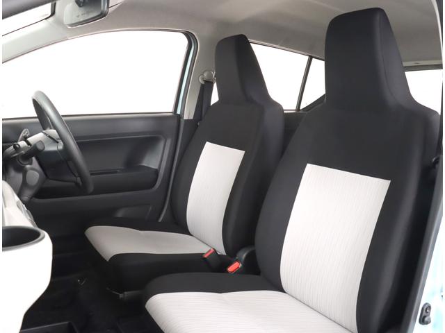 乗り降りのしやすいフロントシート！ブラックとホワイトのツートンカラーで車内も明るい印象です！