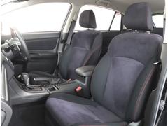 特別仕様車のリミテッド！ハンドルやシートにはレッドステッチやアルカンターラシートを装備しており、スポーティでありながら高級感を感じる仕様になっております！ 5