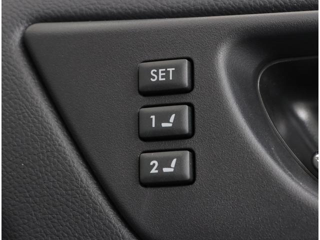 運転席にはシートポジションメモリー機能が搭載されスイッチとアクセスキーで計４名の乗車位置を記憶できます！！