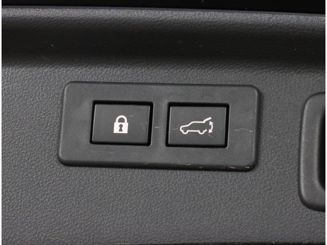 パワーリヤゲートを搭載しておりますので、ワンタッチでリヤゲートの開閉が楽々！