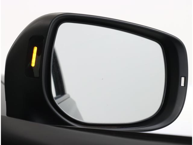 車体後部に内蔵されたセンサーによって、自車の後側方から接近する車両を検知。衝突の危険があるとシステムが判断した場合、ドアミラー内側のＬＥＤインジケーターや警報音でドライバーに注意を促します。