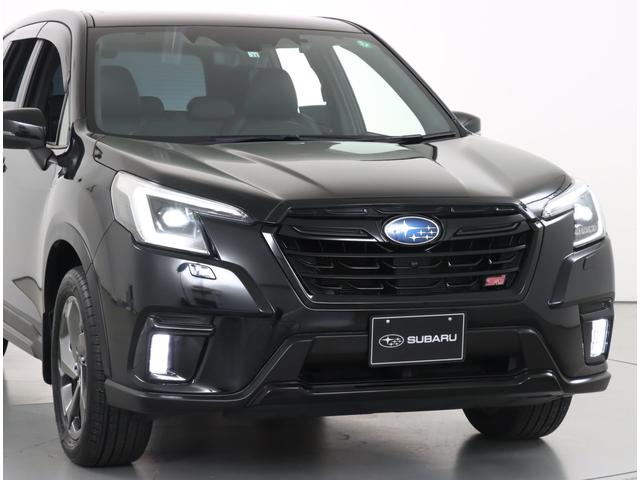 白く明るい光で夜間走行の安心感を高めるＬＥＤヘッドランプです。