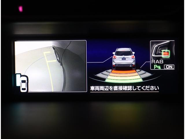 後退時、衝突の可能性がある場合は、段階的に注意を喚起。回避操作がない場合はブレーキ制御を行い、衝突回避をサポートする後退時ブレーキアシスト付です！