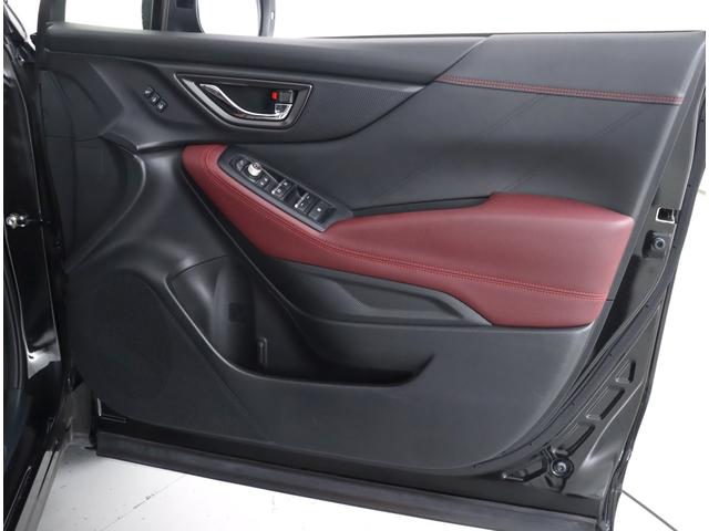 お車は展示前にルームクリーニングと除菌を実施！展示中もシート、ハンドル、シフトにはビニールと足元にはマットを敷いて展示してあります！！